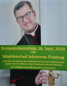 Herr Weihbischof Johannes Freitag schaut hinter einer weißen Tür hervor