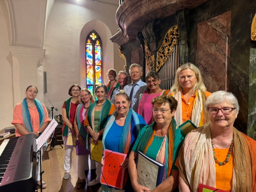 Der Chor Verena's Happy Voices vor einer Orgel