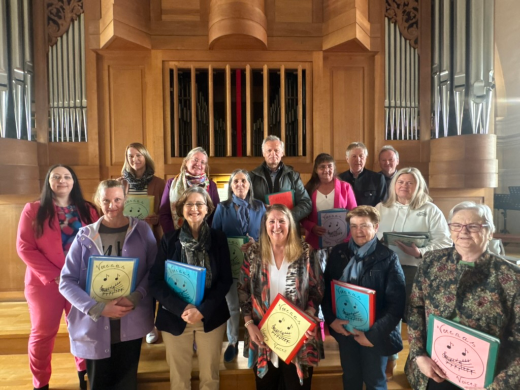 Der Chor Verena's Happy Voices vor der Orgel der Fehringer Stadtpfarrkirche