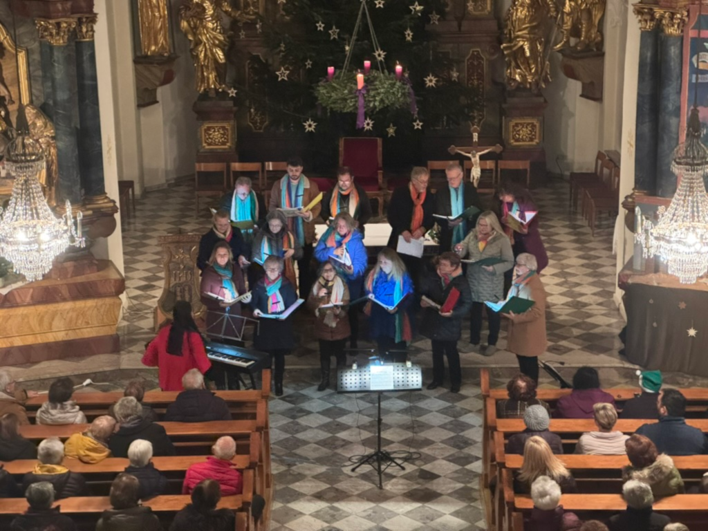 Der Chor Verena's Happy Voices vor dem Altar der Fehringer Stadtpfarrkirche