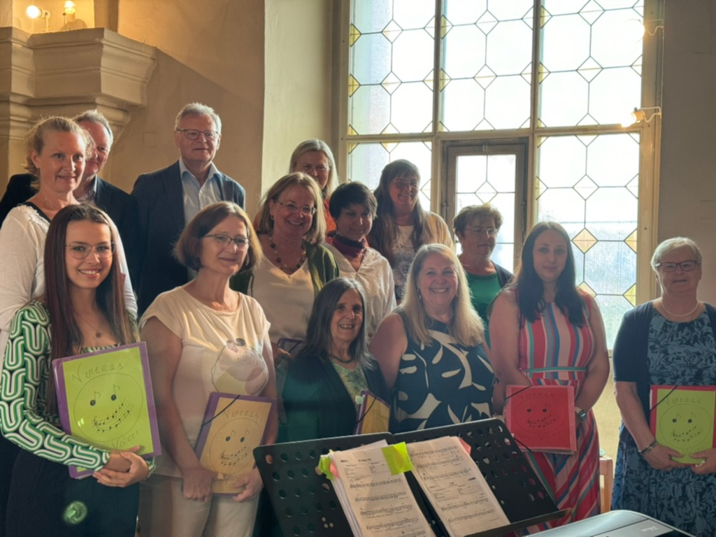 Der Chor Verena's Happy Voices am Chor in der Fehringer Stadtpfarrkirche